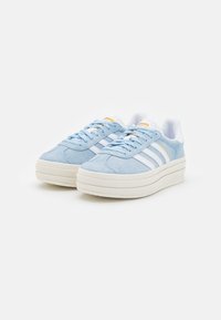 adidas Originals GAZELLE BOLD - Sapatilhas - clear sky/footwear white/gold metallic