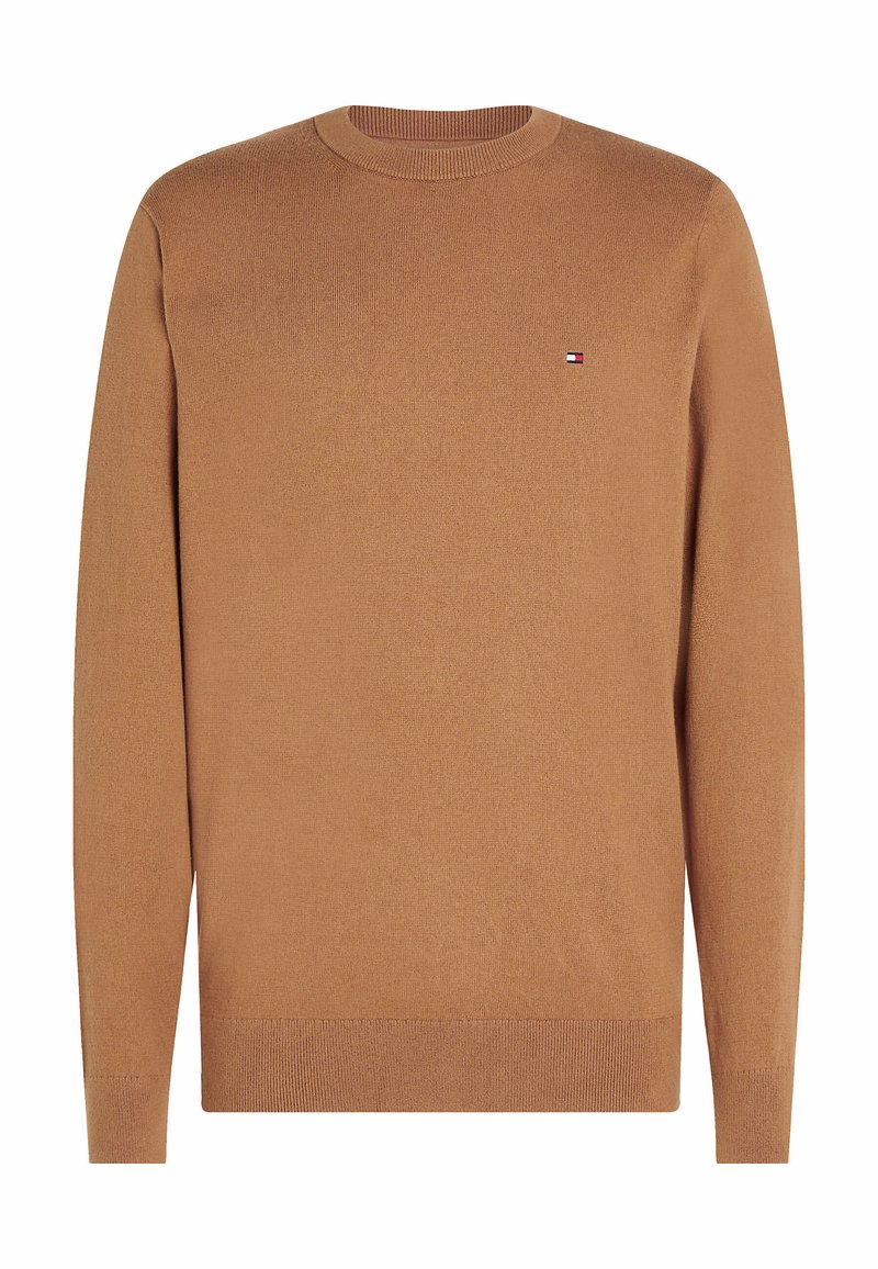 Brauner, gestrickter Pullover mit Rundhalsausschnitt, gerippten Bündchen und Saum, mit einem kleinen Logopatch auf der Brust. Weiche Textur, leichtes Design.