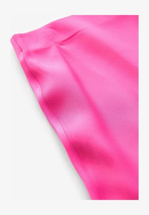 Klarr rosa satinfabric med en slät textur, med en ren kant och subtil glans. Inga mönster eller ytterligare detaljer synliga.