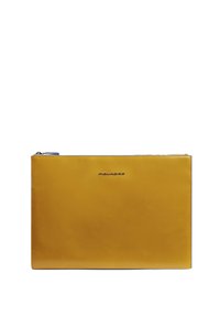 Bolso de cuero amarillo con textura suave, con una cremallera azul, forma rectangular y el logo "Piquadro" estampado en relieve en el frente.