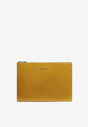 Gelbe Lederetui mit glatter Textur, ausgestattet mit einem blauen Reißverschluss, rechteckiger Form und geprägt mit dem "Piquadro"-Logo auf der Vorderseite.