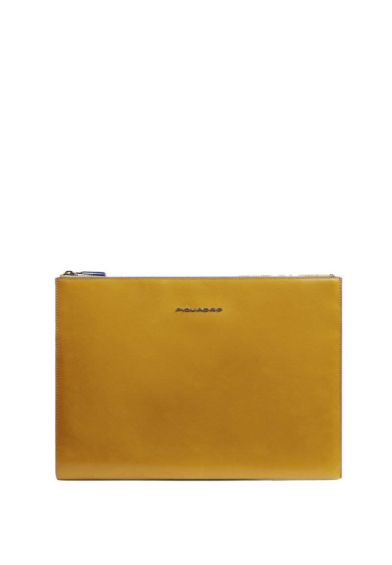 Bolso de cuero amarillo con textura suave, con una cremallera azul, forma rectangular y el logo "Piquadro" estampado en relieve en el frente.