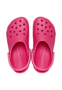 Różowe klapki z lekkiego plastiku, z otworami wentylacyjnymi, głębokimi rowkami na podeszwie oraz tylnymi paskami na pięcie dla bezpiecznego dopasowania.