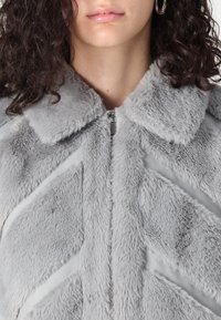 Vero Moda Tall VMSONJALUIS SHORT JACKET - Vinterkåpe / -frakk - griffin