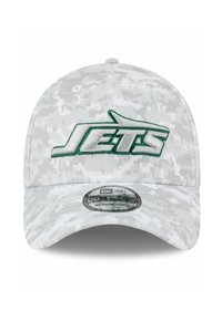 Weißes und graues Camouflage-Cap mit einem erhabenen, gestickten "JETS"-Logo in Grün und Weiß. Im fitted Style gestaltet. Größe mittel-groß.