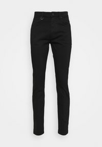 Svarta slim-fit jeans med framfickor, bälteslås, knappstängning och en liten metalldetalj nära midjan.