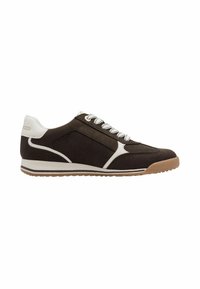 Baskets homme marron foncé et blanc avec fermeture à lacets à l'avant, panneaux latéraux perforés et semelle en caoutchouc marron clair.