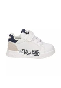 Sneaker bianco con tallone a contrasto blu navy e beige, dotato di una fascia in velcro, lacci e logo "4US" sul lato. Suola in gomma.