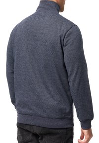 Marineblå zip-up sweatshirt med høj krave, ribbede manchetter og kant. Struktureret stof med vandrette striber. Casual pasform.