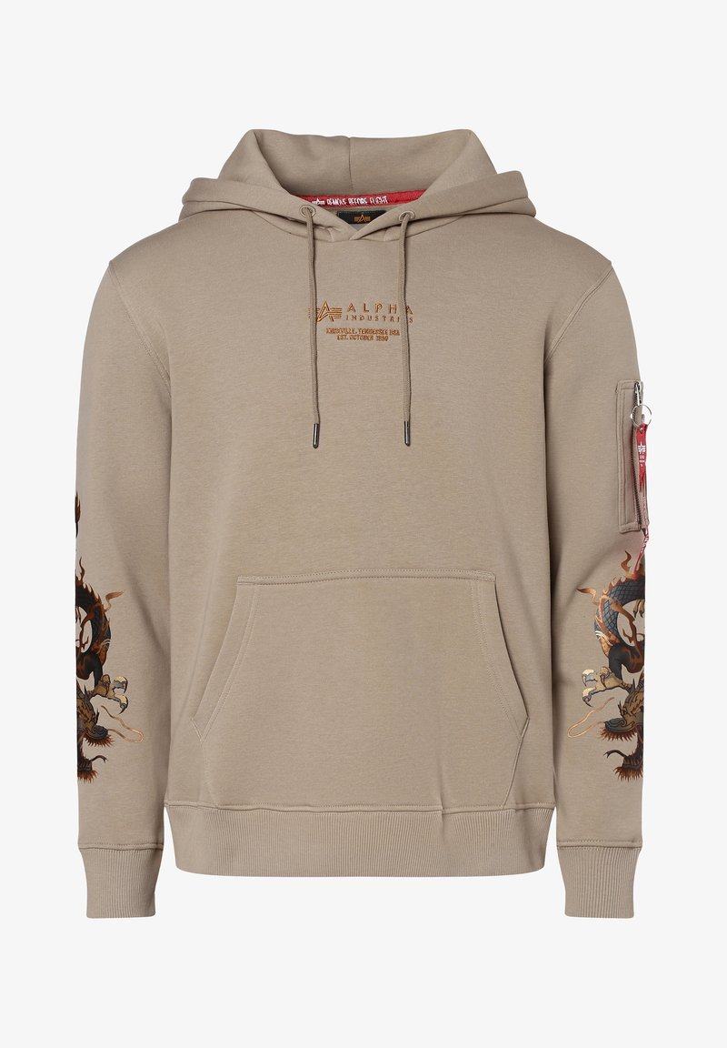 Sweat à capuche beige Alpha Industries avec poche avant, motifs de dragons sur les manches, capuche à cordon et poche zippée avec étiquette rouge sur le bras gauche.