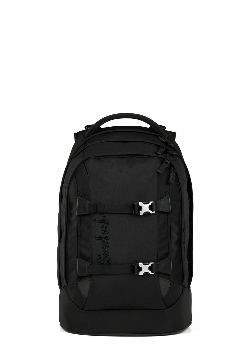 Schwarzer Rucksack aus strukturiertem Stoff, mit verstellbaren Riemen, silbernen Beschlägen und einem Logopatch auf der Vorderseite. Abgerundeter Boden und gepolsterter Griff oben.