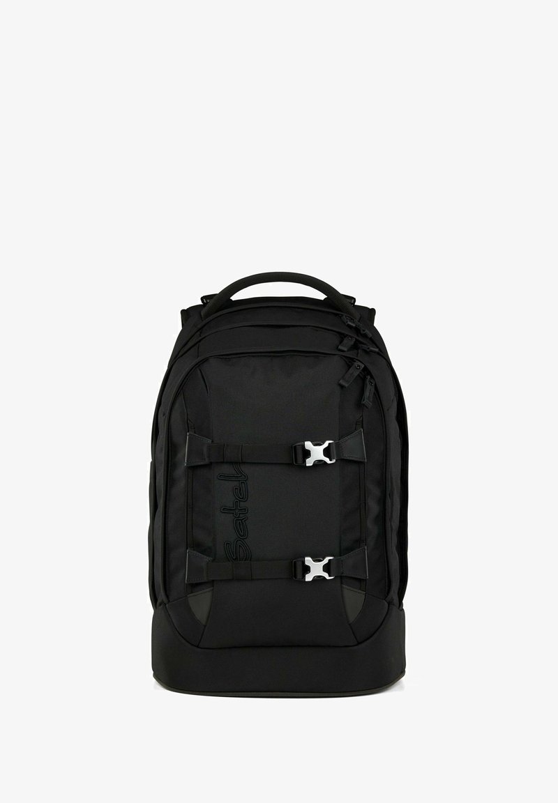 Zaino nero in tessuto testurizzato, con spallacci regolabili, hardware argentato e logo frontale. Base arrotondata e manico superiore imbottito.