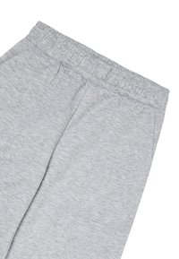 Jasnoszare spodnie dresowe z elastycznym paskiem w talii, dwoma bocznymi kieszeniami oraz miękkim, teksturowanym materiałem. Charakteryzują się luźnym krojem i prostym wzornictwem.