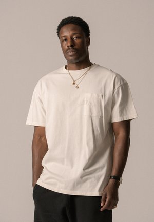 LOGO POCKET TEE UNISEX - Basic póló - antique white