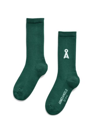 Grüne Baumwollsocken mit geripptem Muster, ausgestattet mit einem weißen Logo an der Seite sowie verstärkten Zehen- und Fersenbereichen.