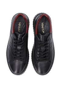 Zwarte leren sneakers met ronde neuzen, getextureerde binnenvoering, vetersluiting aan de voorkant en contrasterende rode accenten op de binnenkraag.