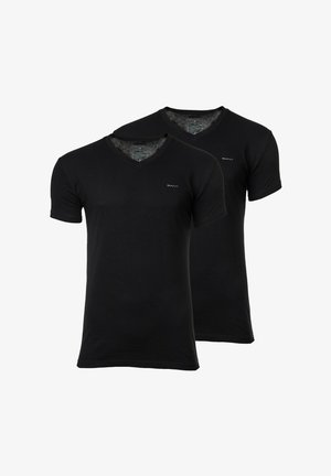 Deux t-shirts noirs en coton à col en V. Manches courtes, texture douce, avec un petit logo GANT sur le côté supérieur gauche, coupe classique.