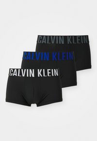 Zwarte boxershorts met elastische taillebanden in grijs, blauw en wit met het "CALVIN KLEIN" logo. Gladde, elastische stofafwerking.