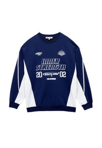 Sudadera azul marino con paneles laterales blancos, gráfico "FUERZA INTERIOR" en gran tamaño y logotipos. Cuello y puños acanalados.