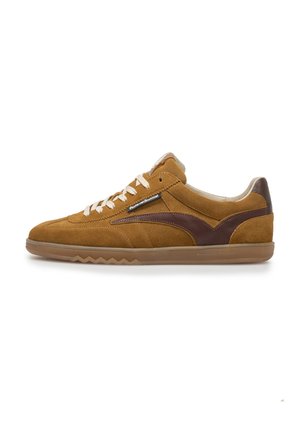 Bruine suède sneaker met beige veters, donkerbruine leren accenten en een rubberen zool, getoond in zijaanzicht op een witte achtergrond.