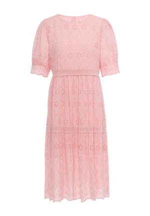 Pink midi-kjole med pufærmer, blomsterbroderi med hulmønster, blondekanter og rund halsudskæring.