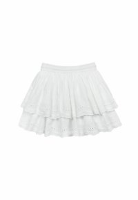 Falda blanca de capas hecha de una tela ligera. Presenta patrones florales bordados y bordes en forma de onda, con una cintura elástica para mayor comodidad.