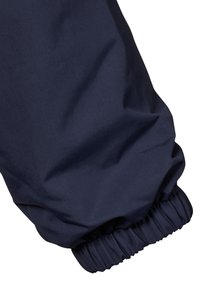 Navyblå vattentät tyg med en slät textur, med elastiska manschetter i slutet för en säker passform. Designen betonar funktionalitet.