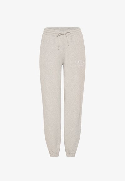 Pilkos medvilnės sportinės kelnės su elastingu juosmeniu, reguliuojama raišteliu, nertomis rankovėmis ir mažu atspausdintu logotipu ant kairiojo šlaunies.