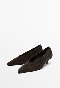 Donkerbruine suède pumps met een scherpe, puntige neus en een lage kittenheel. Het ontwerp heeft een V-vormige voorkant en een gladde textuur.