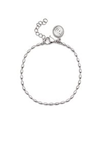 Pulsera de plata que presenta eslabones en forma de óvalo, un cierre de langosta y una cadena ajustable con un charm decorativo redondo en un extremo.