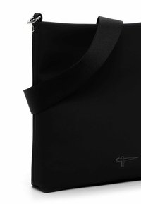 Svart syntetisk budväska med en slät yta, utrustad med ett brett tygband och subtil logotypdetalj på framsidan.