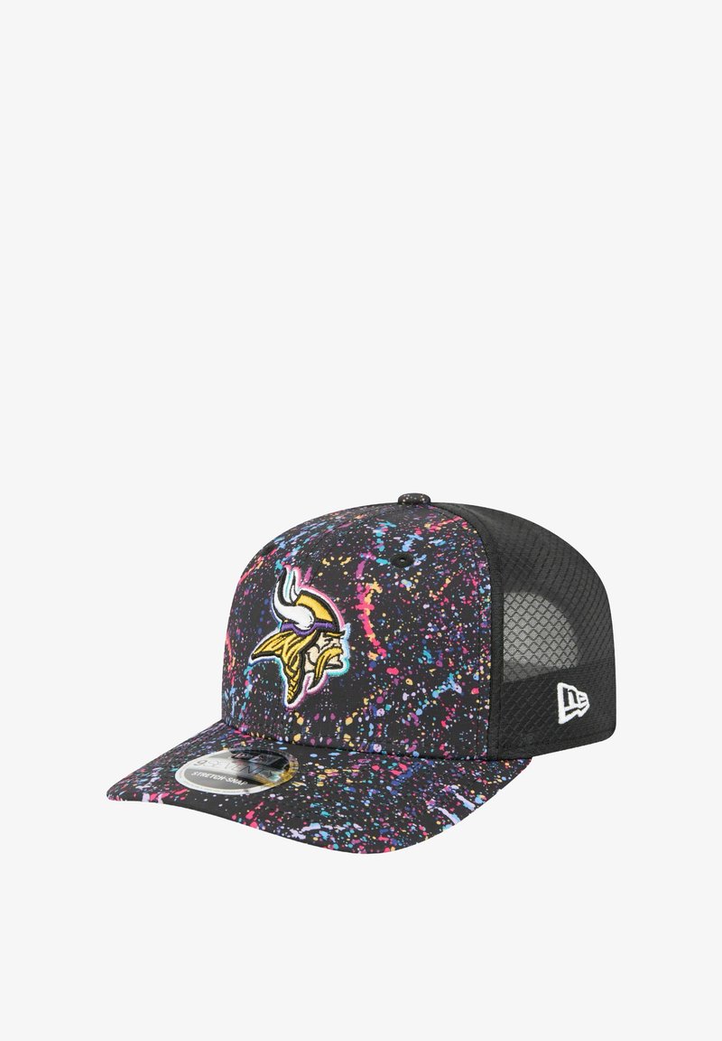 Schwarze Kappe mit Mesh-Rücken, die ein farbenfrohes Spritzmuster und ein vorderes Vikings-Logo in Gelb, Weiß und Lila aufweist.