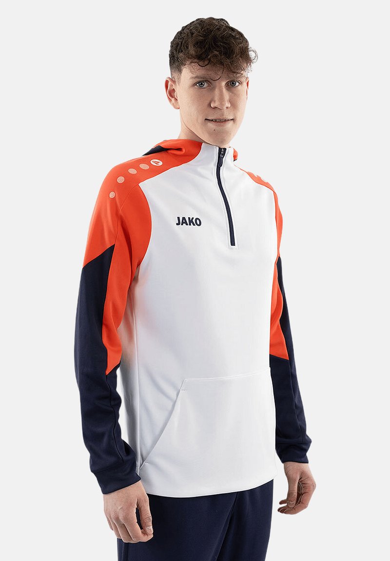 Weißer Sportpullover mit orangefarbenen und navy Akzenten, halber Reißverschluss und Fronttasche. Mit kleinem Logo auf der Brust und Schulterdetails.