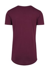 Burgundi színű, rövid ujjú póló, kerek nyakkal, puha pamutból készült, lekerekített aljjal és sima textúrával.