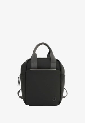 Zwarte synthetische tas met grijze schouderbanden, rechthoekige vorm, voorvak met rits en subtiele branding met rond logo. Ideaal voor dagelijks gebruik.