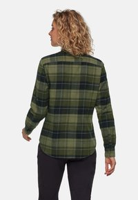 Grøn og sort plaid langærmet skjorte med rundet søm, knapmanchetter og blødt stof, designet til en afslappet pasform.