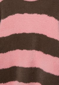 Tissu de pull moelleux à larges rayures horizontales alternant entre rose doux et brun foncé.