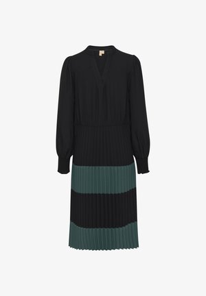 Czarna sukienka z długimi rękawami, głębokim dekoltem w kształcie litery V i elastycznym pasem w talii. Posiada plisowane turkusowe i czarne sekcje na spódnicy.