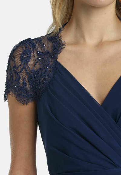 Rochie navy cu decolteu în V și mâneci scurte din dantelă transparentă, decorate cu modele florale și paiete.