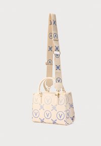 Borsa rettangolare beige con motivo a "V" e fiori blu, doppio manico e tracolla larga regolabile con disegni coordinati.