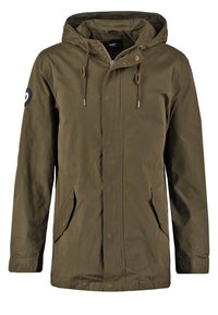 Olivgrön huvjacka med framdragkedja och knappar, två framfickor med klaff och rund applikation på vänster ärm.