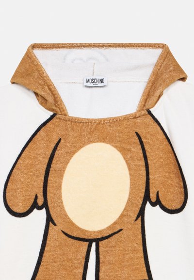 Λευκό πουκάμισο με εκτύπωση καφέ αρκούδας. Διαθέτει διπλό στρώμα κουκούλας και μαλακή υφή. Η ετικέτα γράφει "Moschino Baby."