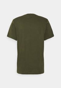 Camiseta de manga corta en verde oliva con cuello redondo. Textura suave y lisa. Diseño sencillo sin gráficos ni adornos. Acabado limpio.