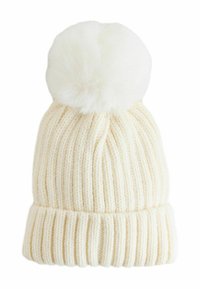 Bonnet d'hiver en tricot côtelé de couleur crème, avec un grand pompon duveteux sur le dessus et un revers replié.