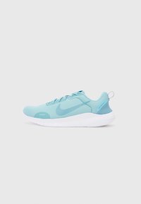 Jasnoniebieski but do biegania Nike z siateczkową cholewką, białą podeszwą, pętelką na pięcie oraz etykietą "FLEX EXPERIENCE 12" z boku.