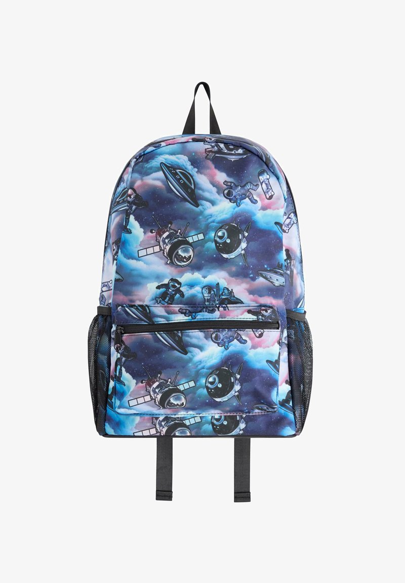 Plecak z kolorowym, kosmicznym wzorem przedstawiającym rakiety, astronautów i planety na niebiesko-fioletowym tle. Zawiera przednią kieszeń na zamek.