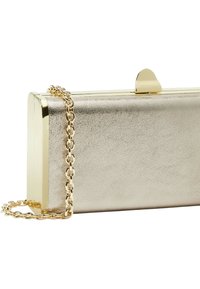 Bolso de mano dorado metálico con acabado texturizado, forma rectangular y cadena de eslabones en tono dorado. Cuenta con un cierre elegante de pulsador.