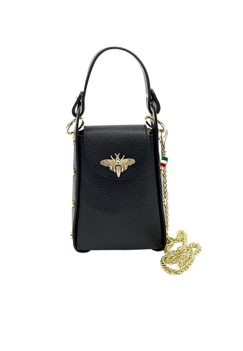 Kleine zwarte leren handtas met gouden bij-embleem op de klep, korte handgreep en lange gouden kettingband met Italiaans vlaggencharme.