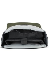 Zöld szövet táska szürke bélésse, amely több rekesszel, egy cipzáras zsebel és az alján lévő pánttal rendelkezik, amely a tartalom rögzítésére szolgál.