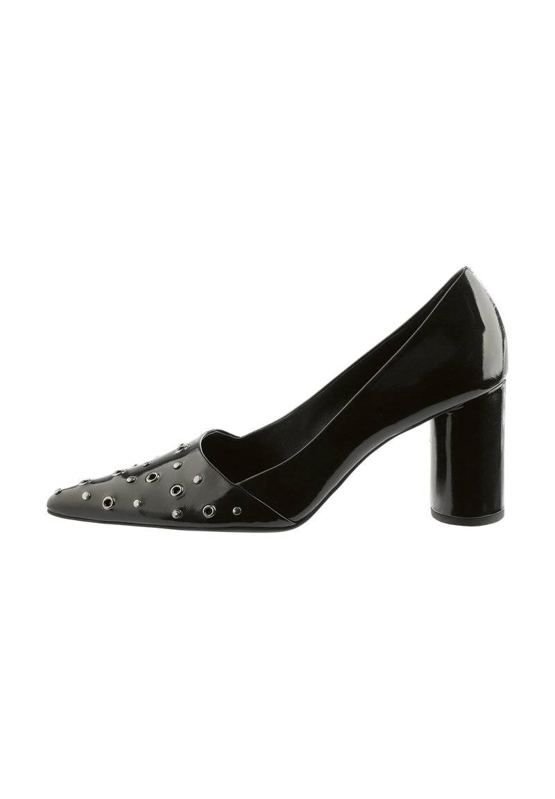Schwarze Lacklederschuhe mit Blockabsatz und silbernen Ösen auf dem Bereich der spitzen Zehen, seitlich dargestellt.